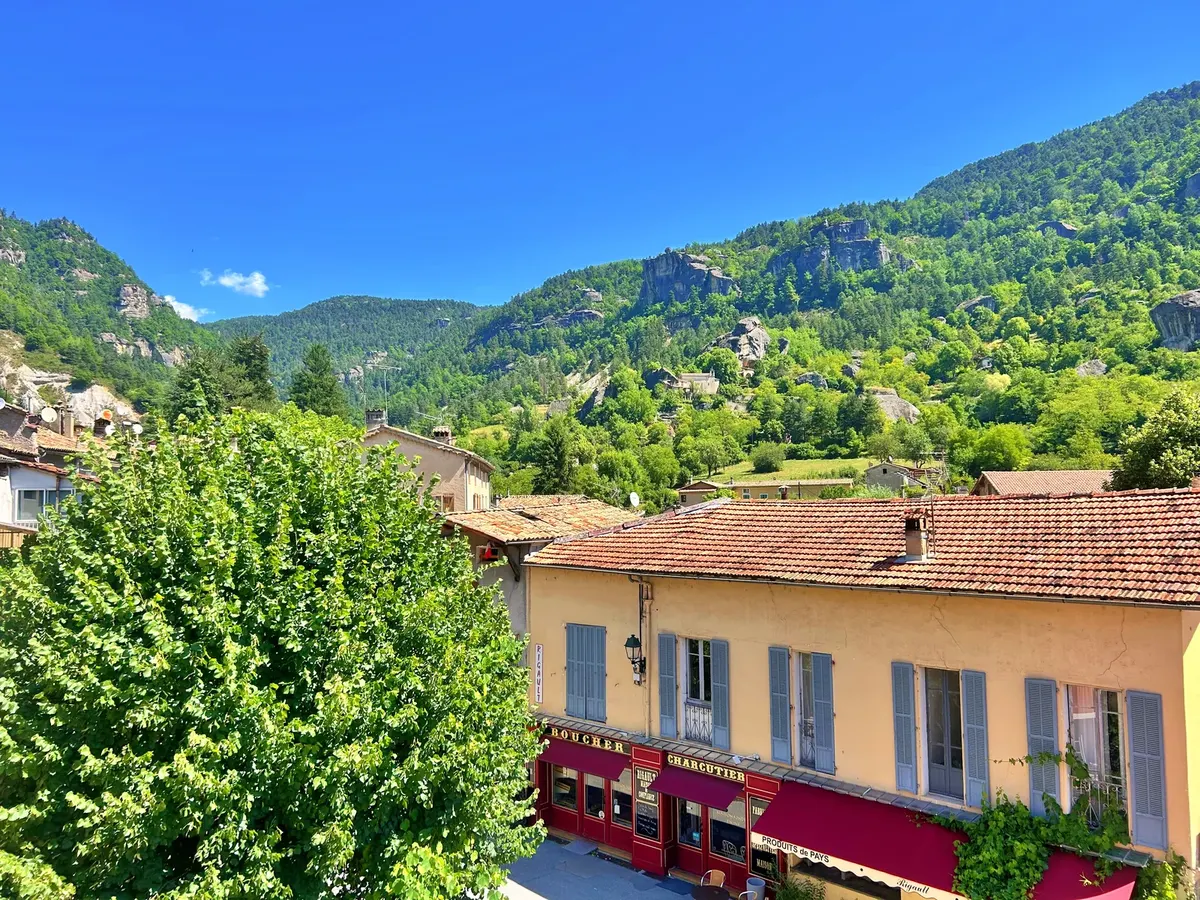 Vue sur le Baou et les Grès depuis la chambre — Les Callunes Annot
